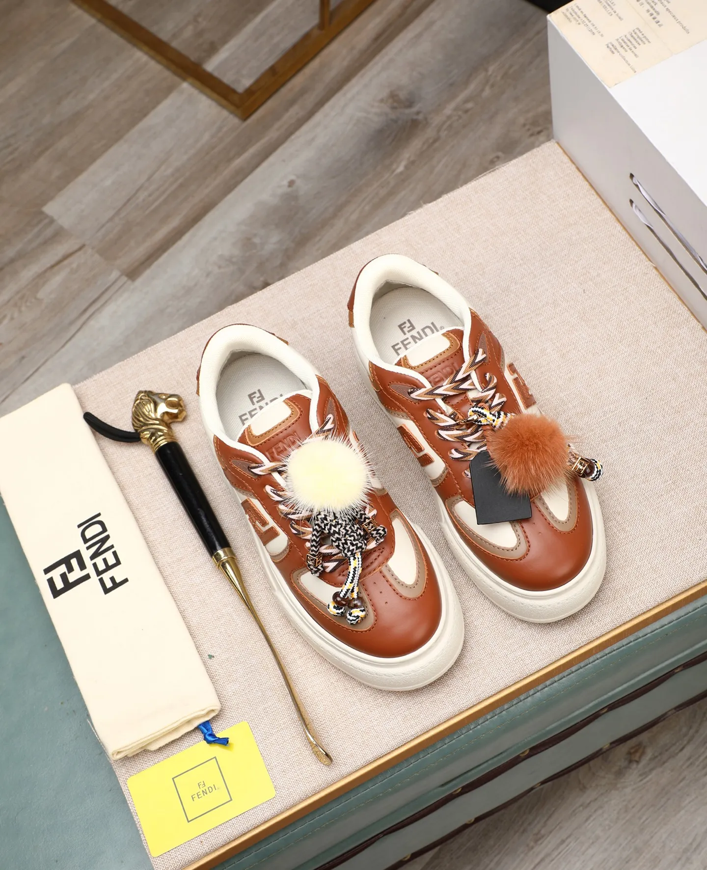 Men's shoes 💰740 Top quality Fendi Match series 25 latest colors Pendant thick sole lace casual FENDI Match lace. Made of light pink leather with white and ocher brown details. Contrast leather FF appliqué on the sides and hiking laces in white, pink and ocher brown. Thick rubber sole with oversized embossed FENDI lettering on the heel. Metal ring charm on the tongue: A small braided doll with contrasting mink fur details and gold metallic FF on the right shoe. The left shoe features a braided cord with contrasting mink double pom poms, metallic FF beads, and Pequin print pattern and logo. Upper: Original custom-made imported first-layer cowhide. Inner lining: Imported custom-made breathable mesh lining. Sole: Original open-molded ultra-light foam material. Bottom thickness: 5CM. Number of yards: women's 35-40 (custom-made 40 non-refundable).